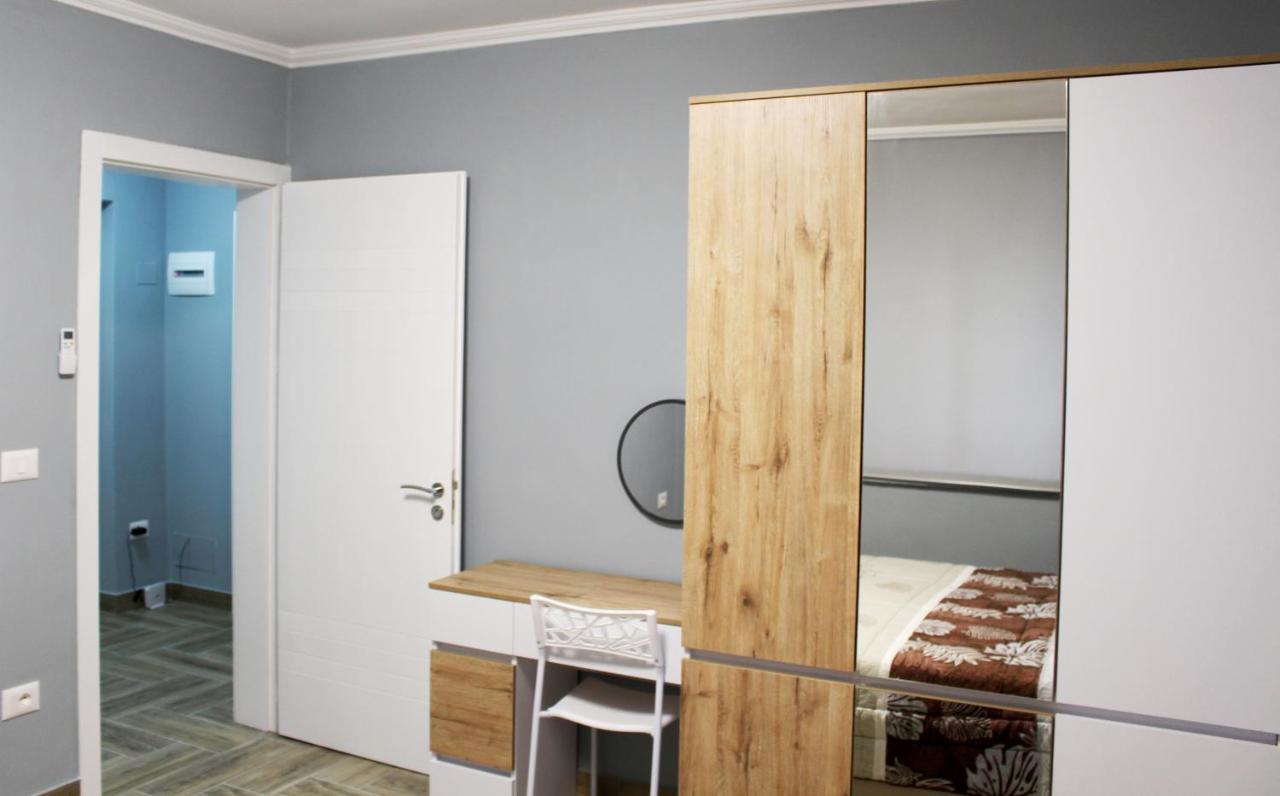 2V1 - Blloku Bkt Appartement Tirana Buitenkant foto